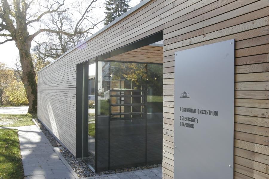 Blick in die Ausstellung des Dokumentationszentrums durch das Eingangsportal. Bildnachweis: Gedenkstätte Grafeneck Dokumentationszentrum