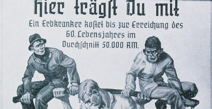 Ausschnitt eines Propagandaplakats aus der NS-Zeit. Dargestellt werden sogenannte "Erbkranke" als biologische und ökonomische Last für die Gesellschaft ("Volksgemeinschaft"). Das Bild zeigt zwei Männer, die klein wirken. Sie sitzen auf einer Stange, die ein großer blonder Mann in gebückter Haltung auf seinen Schultern trägt. Die Überschrift des Bildes lautet: "Hier trägst Du mit. Ein Erbkranker kostet bis zur Erreichung des sechzigsten Lebensjahres im Durchschnitt fünfzigtausend Reichsmark"
