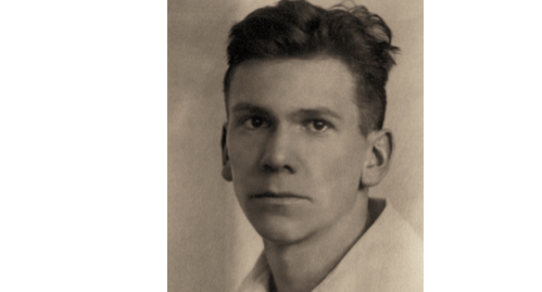 Porträt von Theodor Kynast (1904-1940), ermordet in Grafeneck. Das Bild zeigt einen jungen Mann mit dunklen Haaren und dunklen Augen. Er trägt ein weißes Oberteil und schaut traurig.