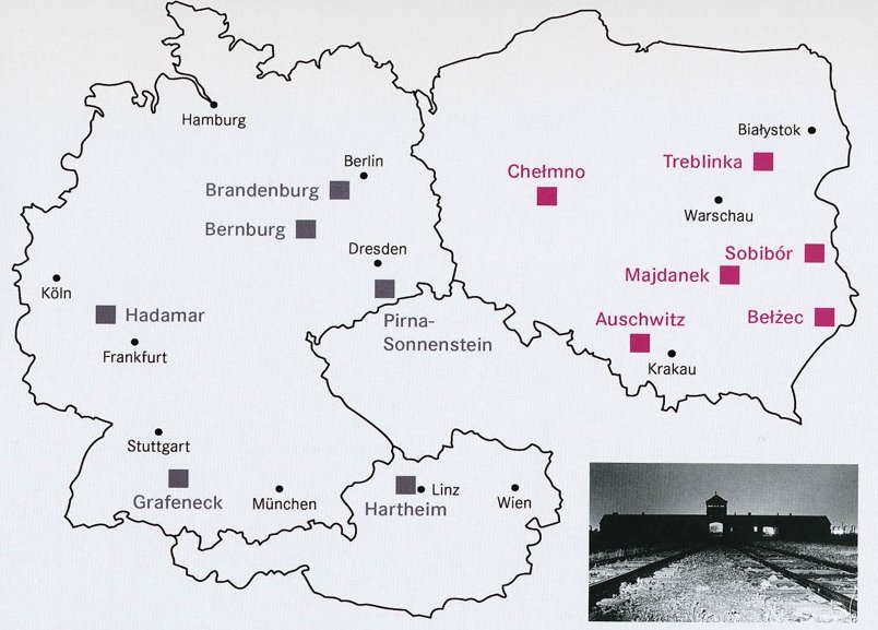 Karte mit den Tötungszentren der "Aktion T4" und des Holocaust. Die Karte zeigt die Umrisse von Deutschland, Österreich und Polen. In Deutschland und Österreich sind die "T4"-Tötungsanstalten Brandenburg, Bernburg, Pirna-Sonnenstein, Hadamar, Hartheim und Grafeneck eingezeichnet. In Polen die Vernichtungslager des Holocaust Chelmno, Treblinka, Sobibor, Majdanek, Belzec und Auschwitz. Rechts unten im Bild: Bahngleise, die auf das Eingangsportal von Auschwitz-Birkenau zulaufen.