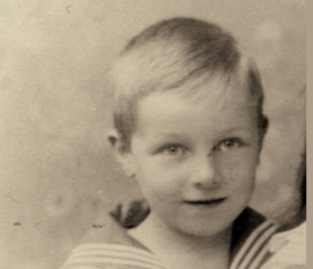 Ausschnitt aus einem Familienfoto. Eberhard Georg Wilhelm von Goerne als Kind. Das Bild zeigt einen kleinen Jungen mit blonden Haaren und hellen Augen. Er hat einen Matrosenanzug an und lächelt. Bildnachweis: Gedenkstätte Grafeneck Dokumentationszentrum Ausschnitt aus einem Familienfoto. Eberhard Georg Wilhelm von Goerne als Kind. Das Bild zeigt einen kleinen Jungen mit blonden Haaren und hellen Augen. Er hat einen Matrosenanzug an und lächelt.